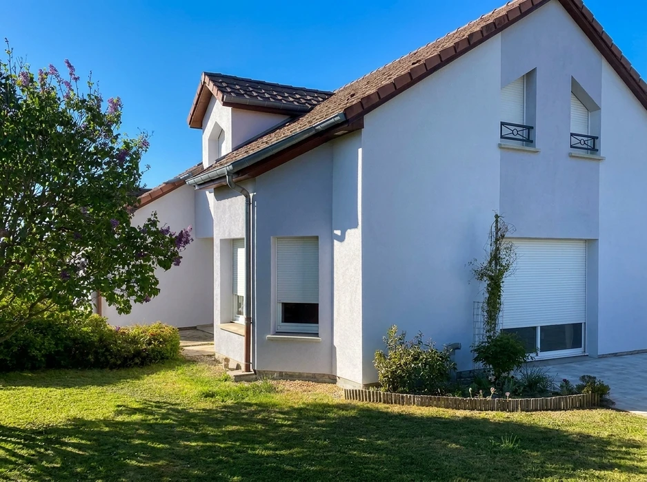 Maison individuelle contemporaine vue extérieure, façade enduit blanc, toiture en tuiles canal brun-rouge avec débord et gouttière cuivre