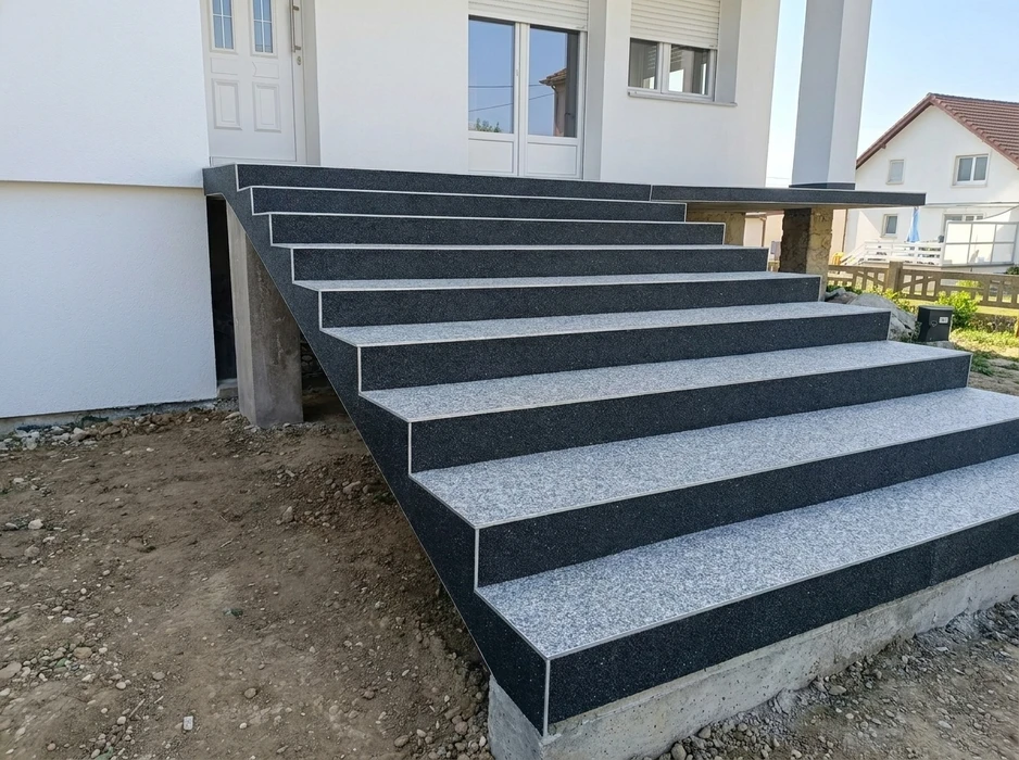 Escalier extérieur neuf en granit bicolore, constitué de 8 marches
