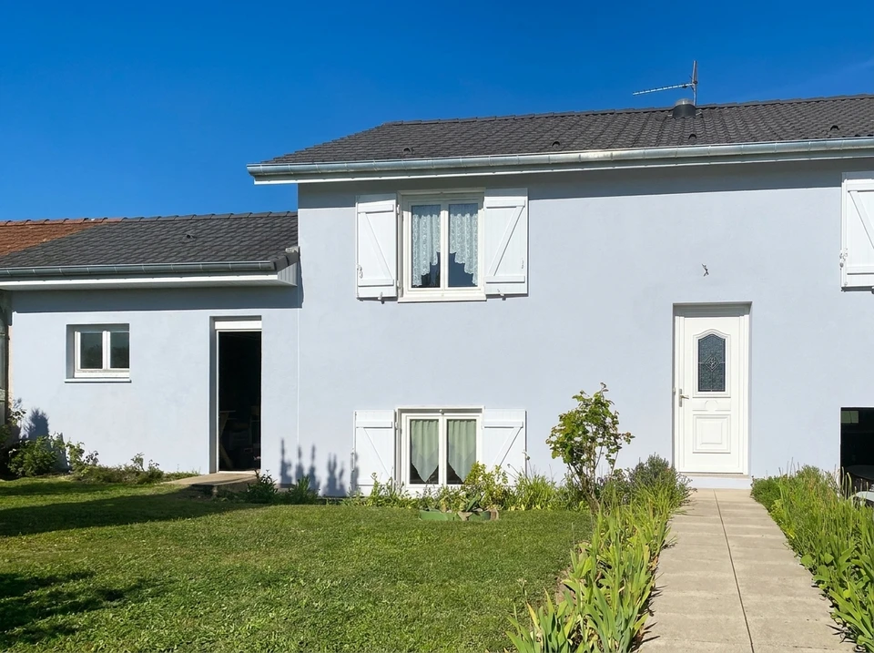 Chantier de rénovation de façade d'immeuble résidentiel en brique avec échafaudage métallique tubulaire