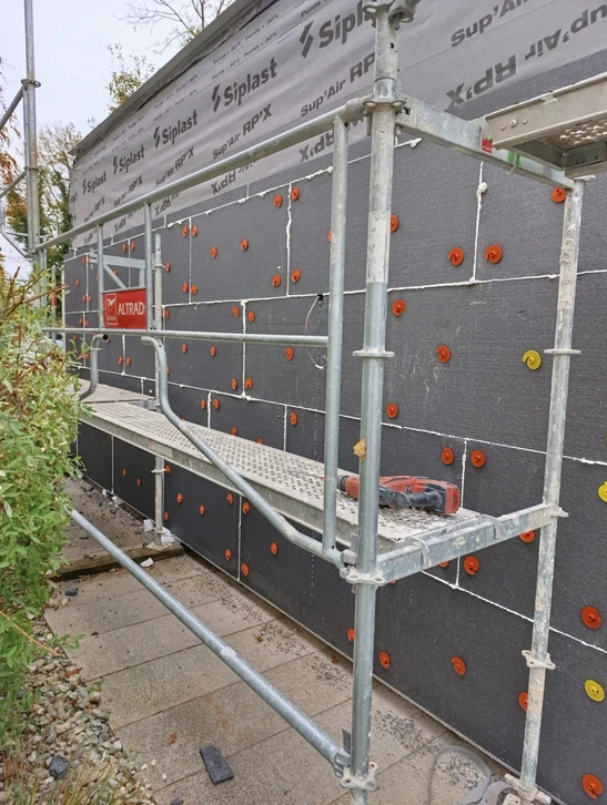 Panneaux solaires électriques sur le toit de la maison
