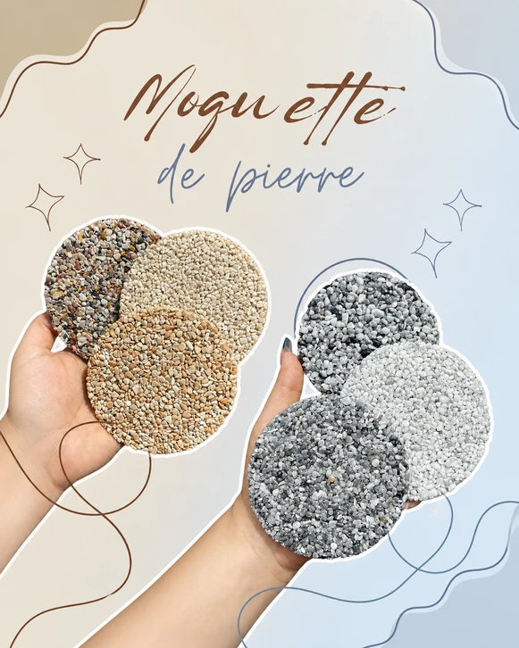 Gros plan d'un technicien en tenue de travail appliquant méticuleusement un revêtement de moquette de pierre (agrégats colorés dans une résine) sur un sol extérieur préalablement préparé, avec spatule et équipement de pose visible, mettant en avant la technicité et la précision du travail artisanal.