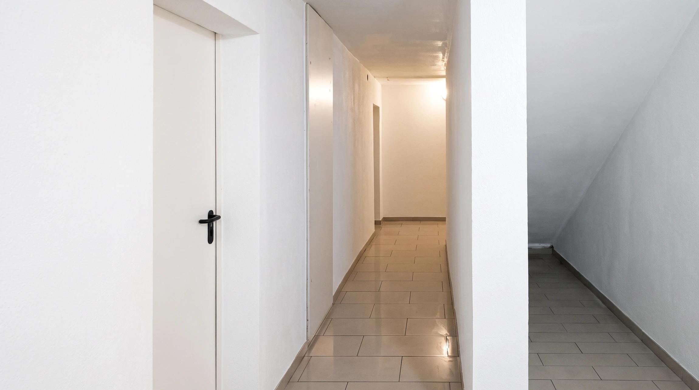 Intérieur en cours de rénovation avec zone habitable finie et zone de travaux en cours